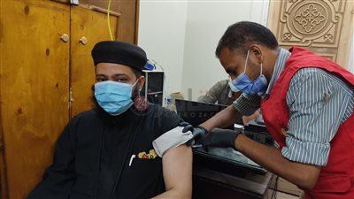 كهنة إيبارشية إسنا وأرمنت بالأقصر يتلقون اللقاح المضاد لكورونا