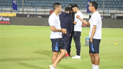 لاعبو الزمالك يتفقدون أرضية استاد السويس (صور)