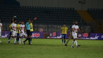 كارتيرون يتوجه إلى غرفة الحكام ويتعدى لفظيا علي أمين عمر