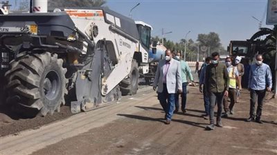 المحافظ يتابع أعمال استكمال رصف طريق 