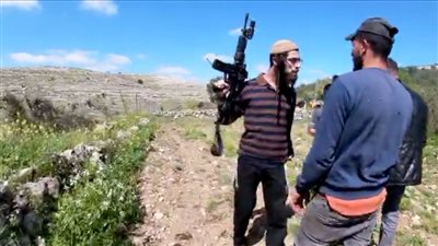 مستوطنون يهاجمون منازل الفلسطينيين في قرية التواني جنوب الخليل