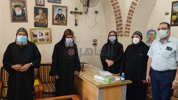 رهبان الدير يتلقون