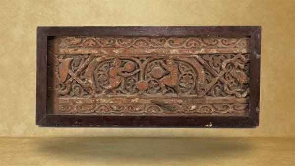 لوح من الخشب عليها