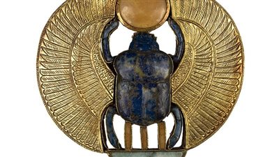 المتحف المصري الكبير يعرض صدرية بجعران مجنح للملك توت عنخ آمون