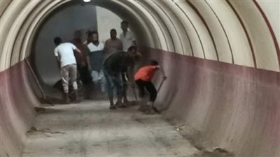 فيها حاجة حلوة.. شباب بأسيوط يتطوعون لتنظيف نفق قريتهم (صور)