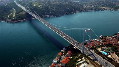 تركيا توقف حركة الملاحة في مضيق البوسفور (فيديو)