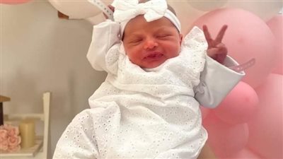  طفلة فلسطينية مولودة حديثًا ترفع علامة النصر.. والأم: حسيت بإلهام رباني (صورة)