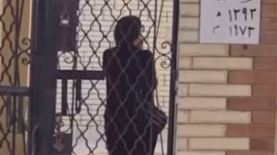 دنيا سمير غانم تنهار من البكاء أثناء زيارة قبر والدها(فيديو)