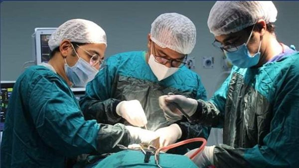 الطاقم الطبي بمستشفى