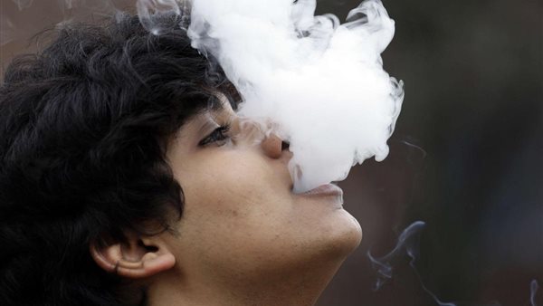 مُدخن في سن صغير