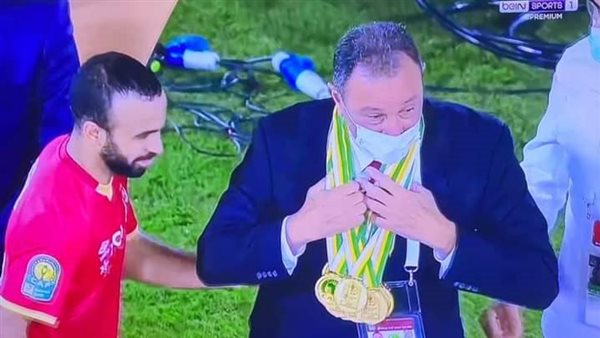 محمود الخطيب مع لاعبي