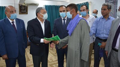 محافظ المنيا يسلم عقود 300 وحدة سكنية للأولى بالرعاية بمركز العدوة