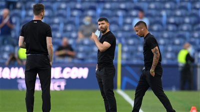 لاعبو مانشستر سيتي يتفقدون أرض الملعب قبل نهائي الأبطال (صور) 