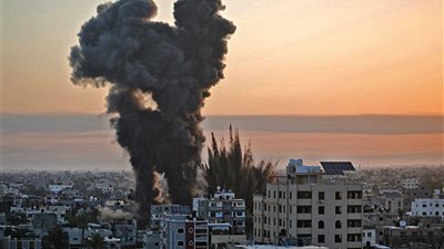 مستشار الرئيس الفلسطيني: مصر تبذل جهودا كبيرة لوقف العدوان على غزة