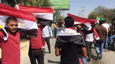 الفلسطينيون يزينون شوارع غزة بالأعلام المصرية