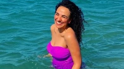 زينب غريب تتلقى طلب زواج من متابع بعد صورتها بالمايوه.. والممثلة ترد: 