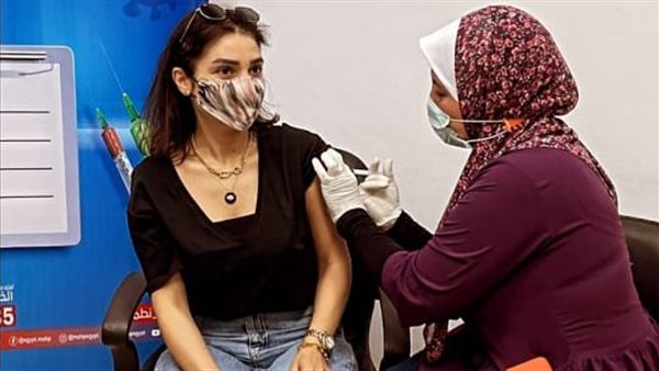 روجينا تتلقي لقاح