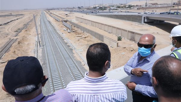 وزير النقل خلال الجولة