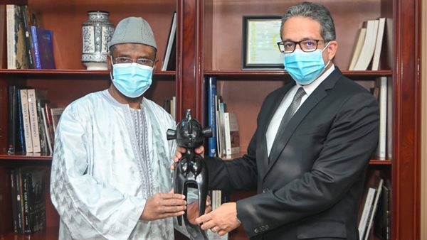 وزير السياحة والآثار