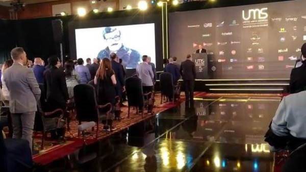 وقوف الفنانين دقيقة