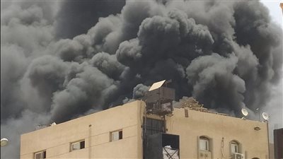 الدفع بـ 10 سيارات إطفاء للسيطرة على حريق هائل في مصنع فوم بالعاشر من رمضان