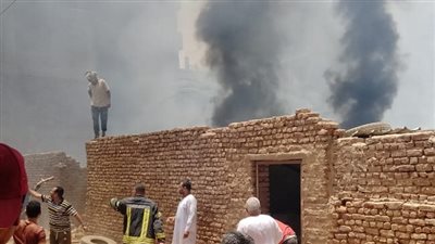 نشوب حريق هائل بمنطقة سكنية بإدفو وإصابة شخص بالاختناق