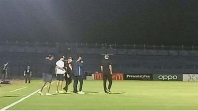 لاعبو الزمالك يتفقدون أرضية ستاد خالد بشارة بالجونة