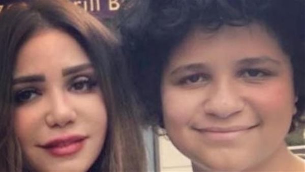 إيناس عز الدين ونجلها