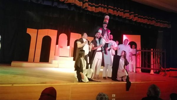 عرض مسرحي ممثل لكل