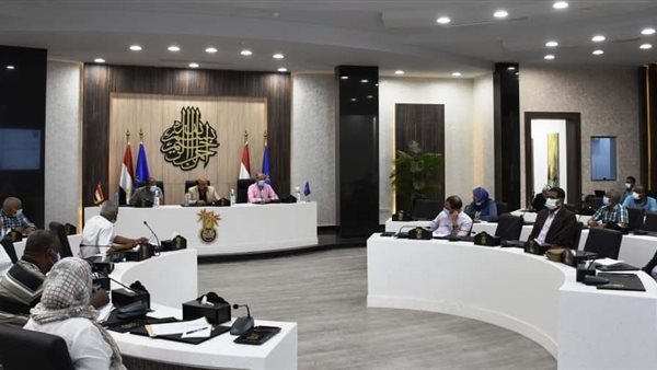 محافظ أسوان والاجتماع