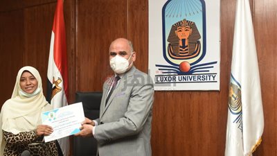 رئيس جامعة الأقصر يكرم 