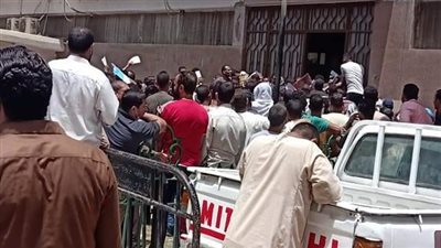 دون إجراءات احترازية.. زحام أمام مكتب تصديق الخدمات الخارجية بالمنيا