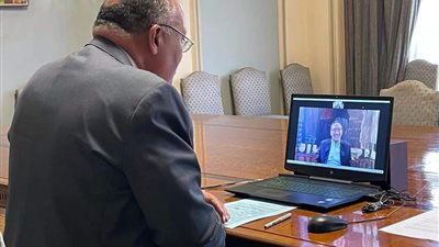 وزير الخارجية يبحث مع نظيره الماليزي سبل تعزيز علاقات التعاون الثُنائي بين البلدين