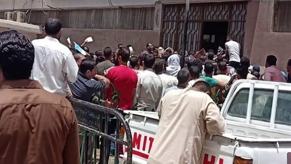 زحام أمام مكتب التصديقات