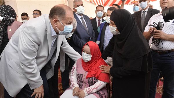 محافظ أسيوط وتلقي