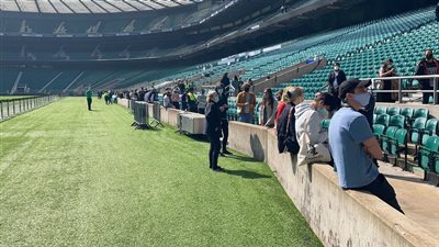 أكبر مركز تطعيم في بريطانيا يعلن تقديم اللقاح لأي شخص بالغ بالمجان