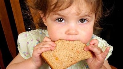 تسبب هشاشة العظام.. تعرف على أضرار بروتينات الجلوتين على الأطفال 