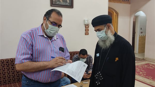 تطعيم كهنة كنيسة