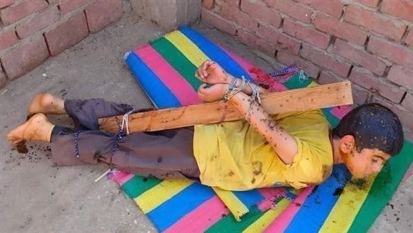 طفل العسل أثناء تعذيبة