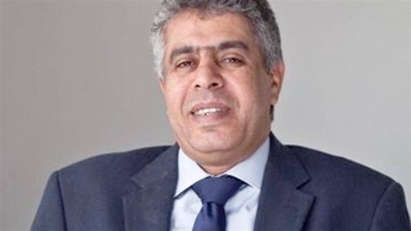 الكاتب الصحفي عماد