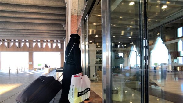 منع النساء من الإقامة