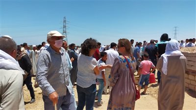 تشييع جثمان الفنانة السويسرية إيفيلين بوريه إلى مثواها الأخير بالفيوم (فيديو)