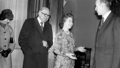 وثائق تثبت منع القصر الملكي البريطاني عمل الأقليات العرقية بداخله