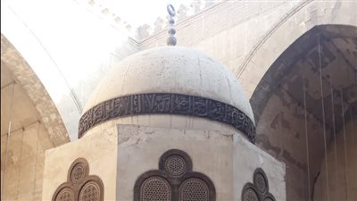 رفع سقالات قبة الفوارة بجامع السلطان حسن بالقاهرة بعد الانتهاء من أعمال الترميم (صور)