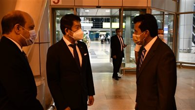 وزير الرياضة يستقبل رئيس الاتحاد الدولي للجمباز بمطار القاهرة 