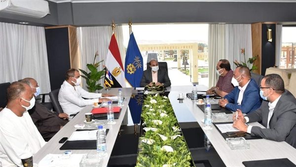 محافظ أسوان مع اعضاء