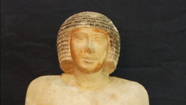   تمثال للطبيب نى