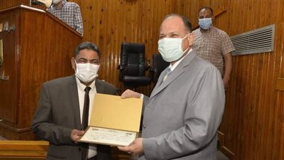 محافظ أسيوط يكرم مدير إدارة الشئون الإدارية بالديوان العام 