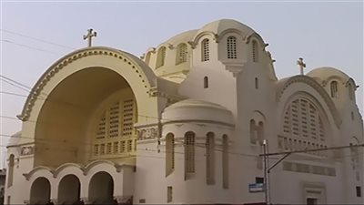 سيارة ملاكي تخترق الحواجز الحديدية بمحيط كنيسة الأنبا بيشوي بالمنيا