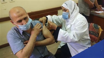 بدء تطعيم المعلمين والإداريين المسكنين على المرحلة الثانوية بالبحيرة بلقاح كورونا